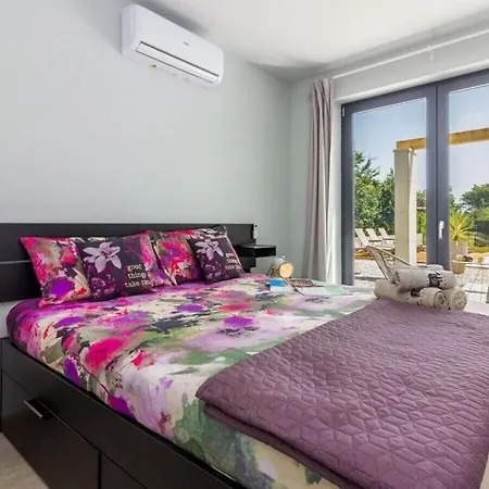 Luxury Maell With Private Pool Villa